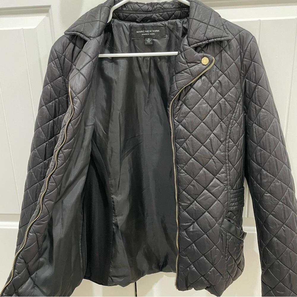Marc New York. Andrew Marc. Women’s Coat Size Medium. Black with Gold. Quilted. - Picture 6 of 11